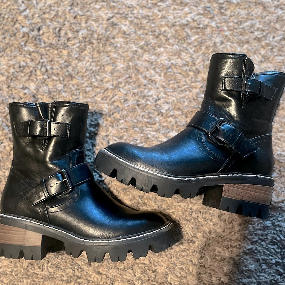 Universal Thread Boots - Size 6